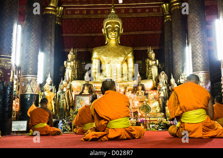 I monaci pregando nel tempio o wat Luang Prabang Laos Foto Stock