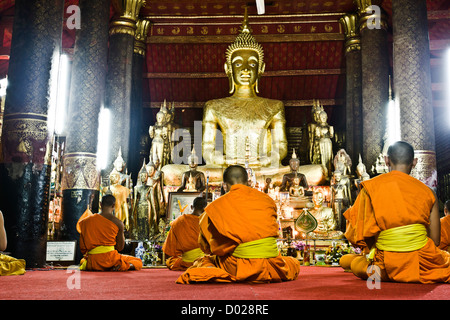 I monaci pregando nel tempio o wat Luang Prabang Laos Foto Stock