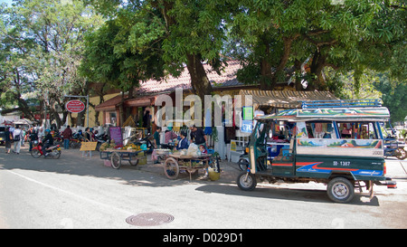 Scena di strada con un tuk tuk taxi Vientiane nella Repubblica democratica popolare del Laos Foto Stock