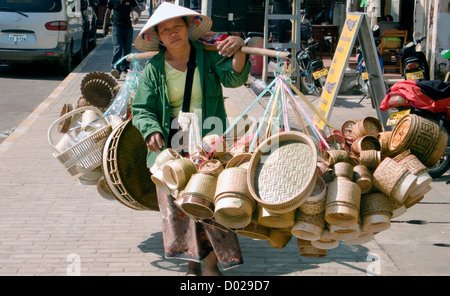 Cappello conico donna cestello venditore Vientiane nella Repubblica democratica popolare del Laos Foto Stock