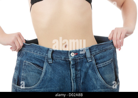 Teen donna che mostra quanto peso ha perso Foto Stock