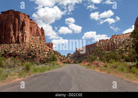 Burr Trail Strada attraverso canyon lungo in grande scala Escalante monumento nazionale. Foto Stock