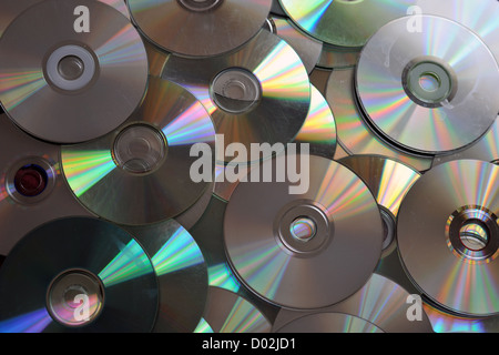 Una pila di CD sul lato lucido. Foto Stock