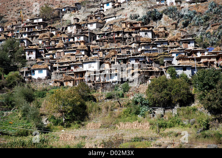 Il Tibetano cercando il Nepal villaggio di Jupal abbarbicata su una collina nella regione Dolpo del Nepal Foto Stock