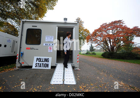 Brighton, Sussex, Regno Unito. Il 15 novembre 2012. È stata tranquilla presso la stazione di polling in Preston Park Brighton questa mattina per l elezione di una cooperazione di polizia e la criminalità Il commissario per la Polizia del Sussex area . Essi sono stati in media a circa 6 elettori ogni ora a questa stazione questa mattina con l'affluenza alle urne dovrebbe essere di circa il 20% di tutto il paese. Fotografia scattata da Simon Dack/Alamy Live News Foto Stock