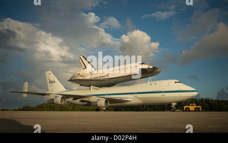 Lo Space Shuttle Endeavour è visto in cima della NASA del vettore navetta aeromobile all'atterraggio Shuttle struttura presso NASA Kennedy Space Center Settembre 17, 2012 in Cape Canaveral, in Florida, il vettore navetta di aeromobili è modificato 747 jetliner che volerà sforzarsi di Los Angeles dove sarà posizionato sul display pubblico al California Science Center. Foto Stock