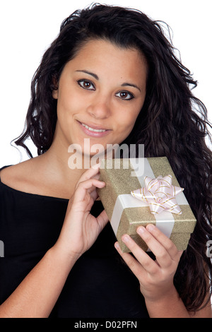 Brunette donna con un regalo isolato su sfondo bianco Foto Stock