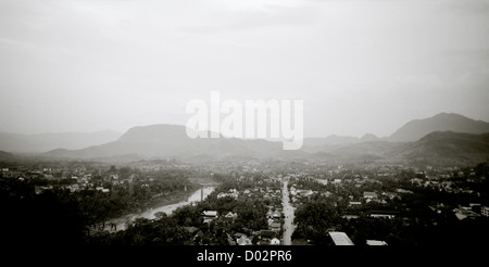 Paesaggio panoramico che mostra il fiume Nam Khan a Luang Prabang in Laos in Indocina in Estremo Oriente Asia sud-orientale. Viaggiare Foto Stock