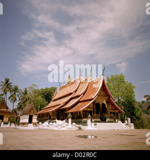 Tempio buddista di Wat Xieng Thong in Luang Prabang in Laos in Indocina in Estremo Oriente Asia sud-orientale. Architettura del Buddismo Travel Foto Stock