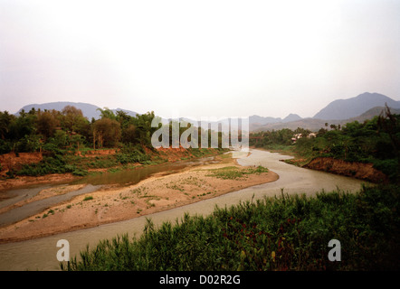 Paesaggio panoramico che mostra il fiume Nam Khan a Luang Prabang in Laos in Indocina in Estremo Oriente Asia sud-orientale. Evasione Wanderlust Travel Foto Stock