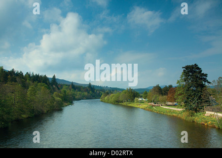 Il fiume Dee a Ballater, Aberdeenshire Foto Stock