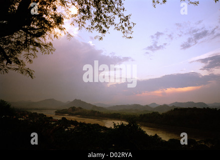 Vista del paesaggio del fiume Mekong al crepuscolo in Luang Prabang in Laos in Indocina in Estremo Oriente Asia sud-orientale. Tramonto Tramonto Travel Foto Stock