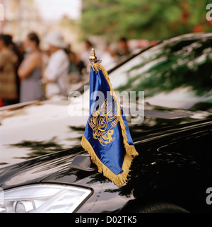 Cambogiano di Royal Crest sulla vettura del re in Phnom Penh Cambogia in Estremo Oriente Asia sud-orientale. La Monarch auto Logo Motif Royalty insegne arte Travel Foto Stock