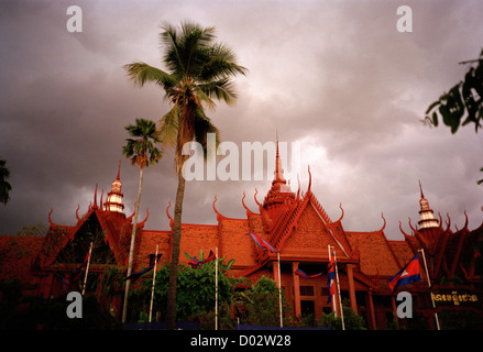 Museo nazionale della Cambogia a Phnom Penh in Cambogia in Estremo Oriente Asia sud-orientale. Architettura Khmer edificio monsone cielo tempestoso Viaggi Meteo Foto Stock