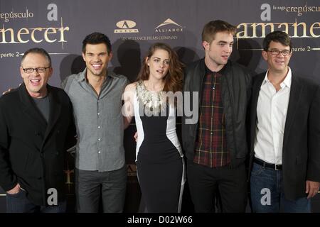 Nov. 15, 2012 - Madrid, Spagna - Bill Condon, Taylor Lautner, Kristen Stewart e Robert Pattinson e Wyck Godfrey frequentare il pohtocall di 'Twilight Saga: Rottura dell'Alba - Parte 2' a Villamagna Hotel il 15 novembre 2012 a Madrid, Spagna (credito Immagine: © Jack Abuin/ZUMAPRESS.com) Foto Stock