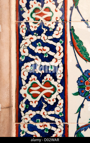 Iznik piastrella frontiera nel Mausoleo del Sultano Selim II, Aya Sofya, Sultanahmet, Istanbul, Turchia Foto Stock