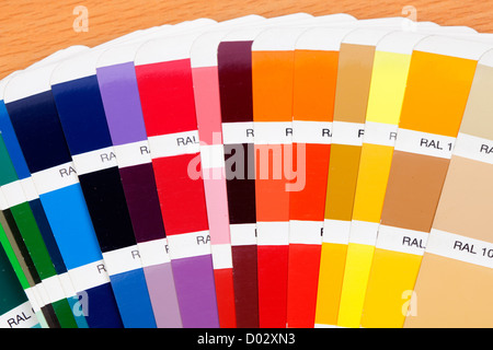 Il campione di una vasta gamma di colori sulla superficie di legno Foto Stock
