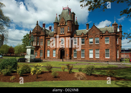 Il edifici comunali e Peter Denny statua, Dumbarton Foto Stock