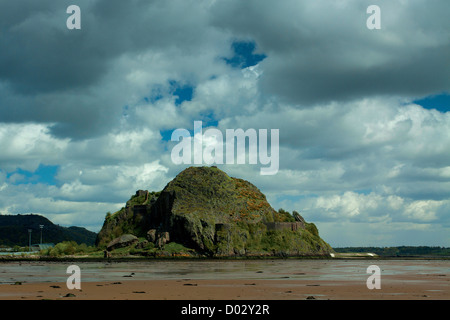 Dumbarton Rock e il fiume Clyde da Levengrove Park, Dumbarton Foto Stock