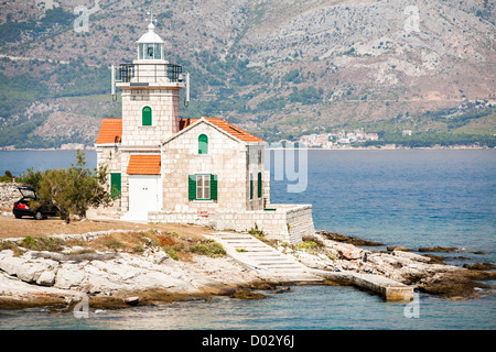 Faro nel porto di Sucraj città sull'isola di Hvar, Croazia Foto Stock