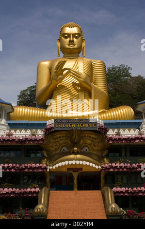 Golden gigantesca statua del Buddha presso il Tempio Dorato, Dambulla, Sri Lanka Foto Stock