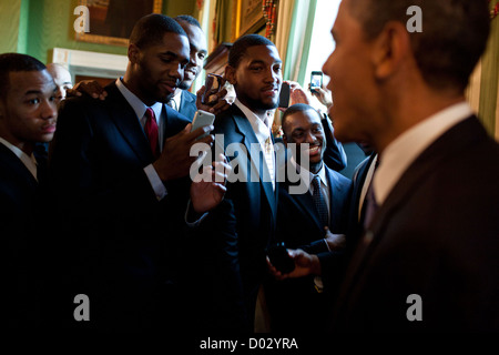 Il Presidente Usa Barack Obama saluta i membri dell'Università del Connecticut della squadra di Pallacanestro maschile della Maggio 16, 2011 nella Sala Verde della casa bianca a seguito di un evento che celebra la squadra 2010 NCAA campionato di pallacanestro. Foto Stock