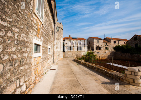 Viale nella città di porto di Stari Grad sull'isola di Hvar, Croazia Foto Stock