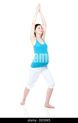 Giovane donna incinta fare yoga Foto Stock