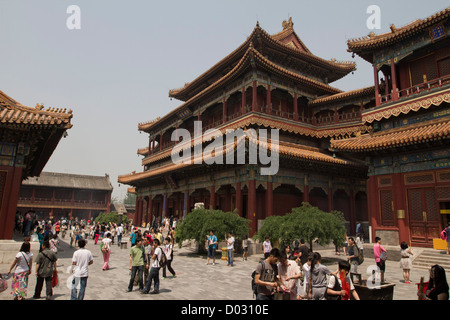 Visitatori mescolandosi al di fuori dei templi presso il Tempio Lama a Pechino in Cina. Foto Stock