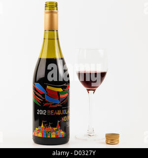 Nov. 15, 2012. Beaujolais Nouveau 2012 disponibili in alcuni supermercati del Regno Unito sbocchi. Molla di poveri meteo ha creato un raccolto basso quest'anno. Credito: Malcolm Park vino e vigneti / Alamy Live News Foto Stock