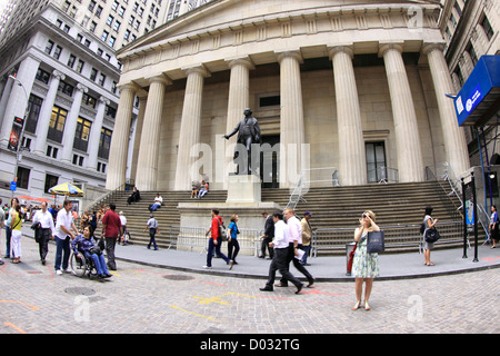 George Washington statua che si trova nella parte anteriore del Federal Hall National Memorial Wall Street Financial District di Manhattan a New York City Foto Stock