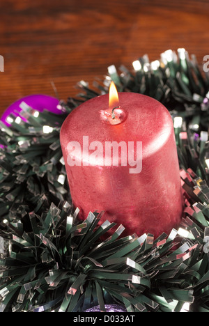 La masterizzazione di christmas candle circondato da decorazione Foto Stock