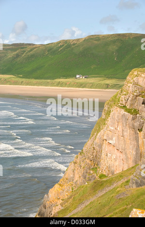 Ripide scogliere e le onde che si infrangono a Rhossili beach, Penisola di Gower, Wales, Regno Unito Foto Stock