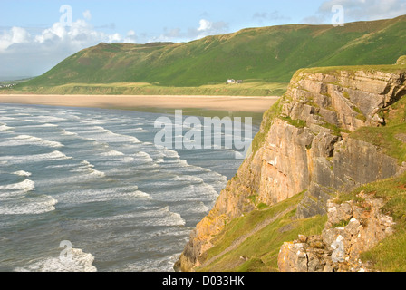 Ripide scogliere e le onde che si infrangono a Rhossili beach, Penisola di Gower, Wales, Regno Unito Foto Stock