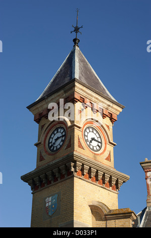 La Torre dell Orologio a Eastbourne stazione ferroviaria in East Sussex, Inghilterra, Regno Unito. Foto Stock