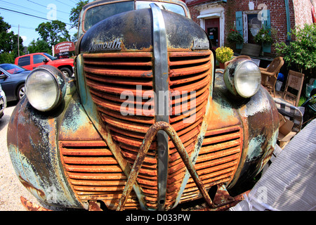 Arrugginita pickup truck in antico paese e store sulla forcella del nord orientale di Long Island New York Foto Stock