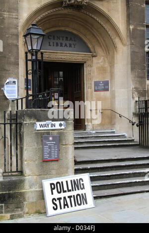 Bristol, Regno Unito. Il 15 novembre 2012. Aperte le urne per il Bristol Mayoral elezioni Credito: Rob Hawkins / Alamy Live News Foto Stock