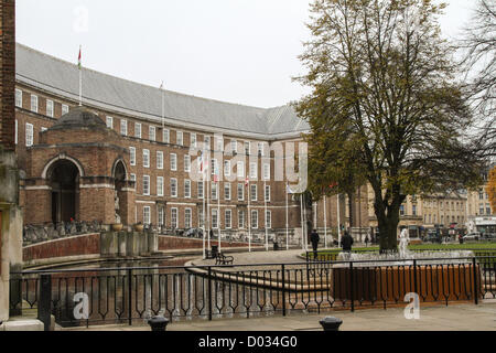 Bristol, Regno Unito. Il 15 novembre 2012. Aperte le urne per il Bristol Mayoral elezioni. Il vincitore delle elezioni assumerà il controllo della casa Consiglio. Credito: Rob Hawkins / Alamy Live News Foto Stock