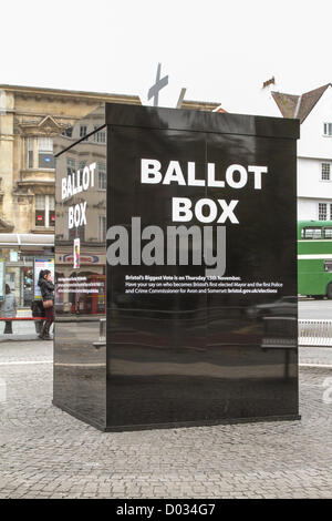 Bristol, Regno Unito. Il 15 novembre 2012. Aperte le urne per il Bristol Mayoral elezioni. Vi è stato un sacco di ultimo minuto di campagna elettorale da tutti i quindici candidati. Credito: Rob Hawkins / Alamy Live News Foto Stock