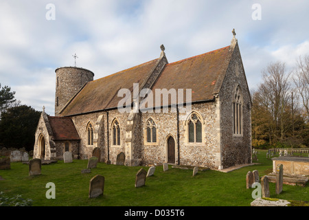 La chiesa di Santa Maria, Burnham Deepdale, Norfolk, Regno Unito. Saxon round tower. Foto Stock