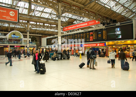 La stazione di Victoria, sala principale, viaggiatori, London, England, Regno Unito, Europa Foto Stock