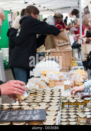 Mercato degli agricoltori in Oslo Norvegia può essere trovato su qualche sabato con una grande varietà di produrre il suo miele nella parte anteriore Foto Stock