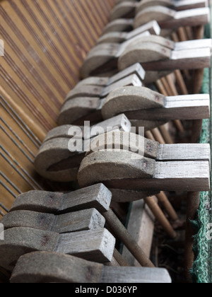 Un decadimento vecchio pianoforte che è alterata a causa essendo lasciato all'esterno. Essa indicava la storia dei tempi quando era stato svolto Foto Stock