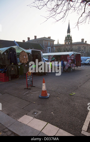 Horncastle Town, Lincolnshire, Regno Unito Inghilterra luogo di mercato con bancarelle Foto Stock