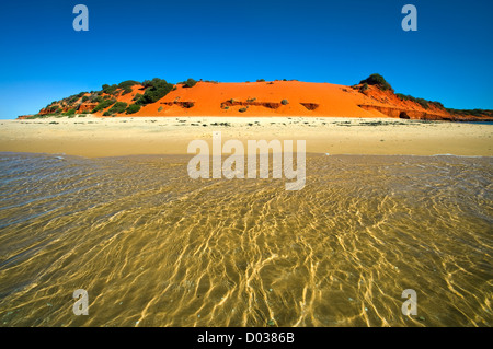 Dune rosse e bianche spiagge di Capo Peron. Foto Stock