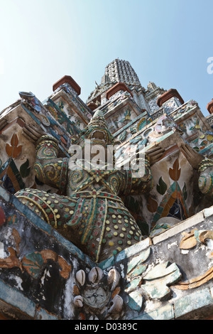 Sculture e ornamenti del tempio di Wat Arun a Bangkok, in Thailandia Foto Stock