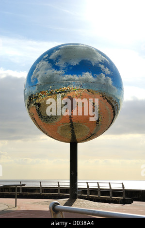 Più grande del mondo Mirrorball south shore Blackpool Lancashire England Regno Unito Foto Stock