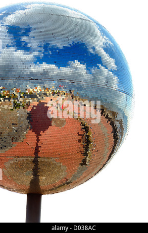 Più grande del mondo Mirrorball south shore Blackpool Lancashire England Regno Unito Foto Stock