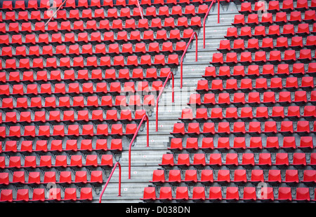 Rosso vuoto posti in uno stadio di calcio Foto Stock