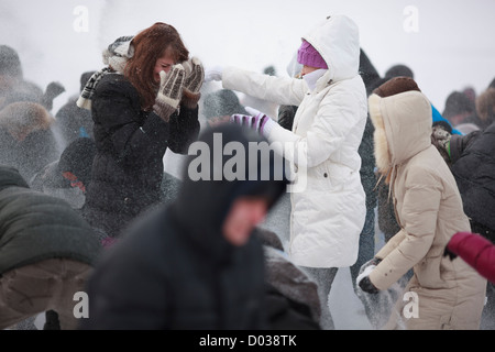 Samara,Russia- 28 Gennaio 2012: molti studenti russi prendere una parte in massiccio in lotta con le palle di neve sul Volga Frozen River vicino Sama Foto Stock